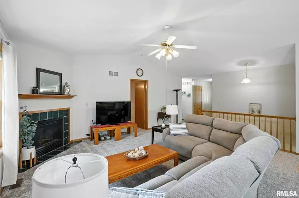 2722 LINWOOD CT #12, Davenport, IA 52806