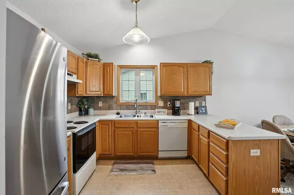 2722 LINWOOD CT #12, Davenport, IA 52806