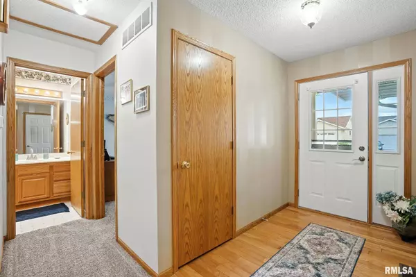 2722 LINWOOD CT #12, Davenport, IA 52806