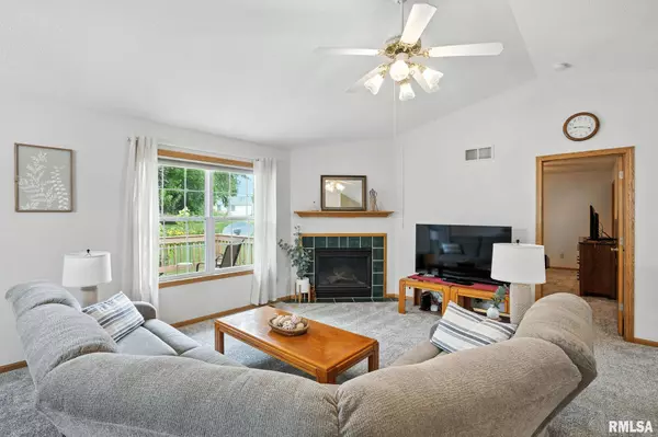 2722 LINWOOD CT #12, Davenport, IA 52806