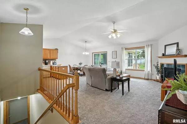 2722 LINWOOD CT #12, Davenport, IA 52806