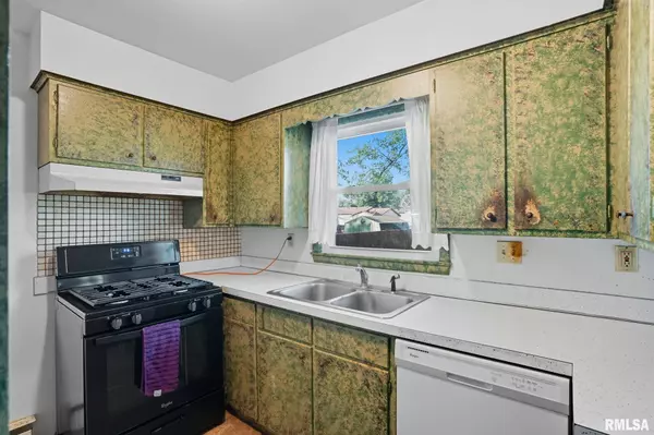 2110 N FAIRMOUNT ST, Davenport, IA 52804