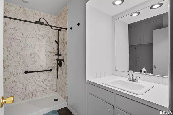 2110 N FAIRMOUNT ST, Davenport, IA 52804