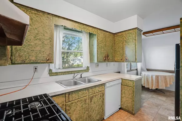 2110 N FAIRMOUNT ST, Davenport, IA 52804