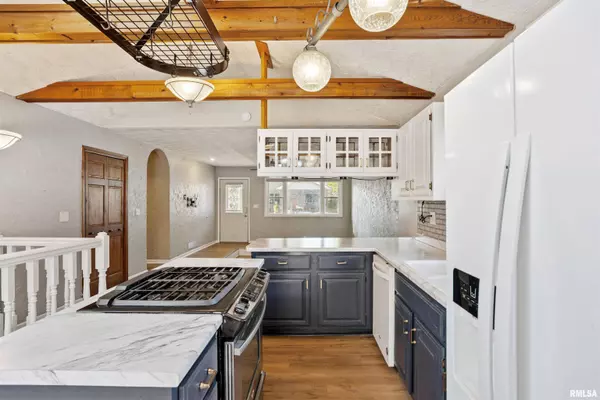 2340 OAK ST, Bettendorf, IA 52722