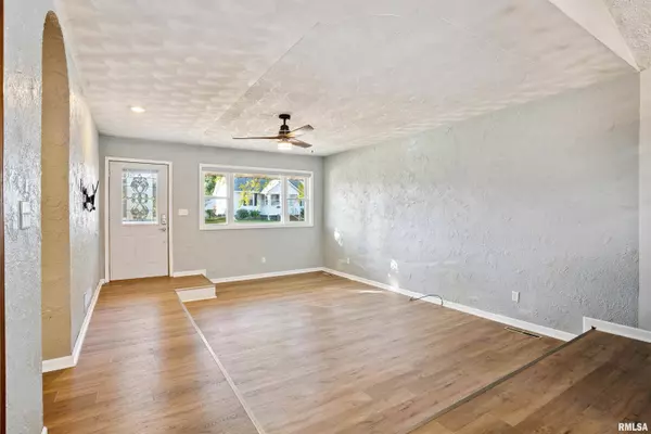 2340 OAK ST, Bettendorf, IA 52722