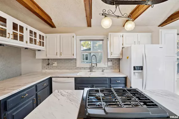 2340 OAK ST, Bettendorf, IA 52722