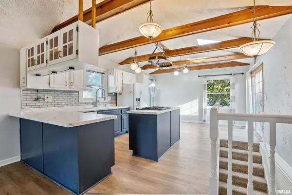 2340 OAK ST, Bettendorf, IA 52722