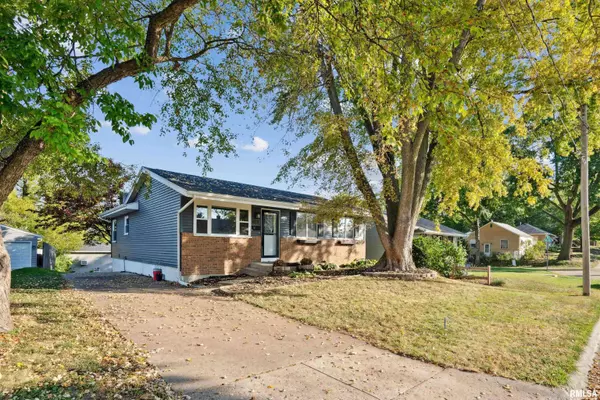 2340 OAK ST, Bettendorf, IA 52722