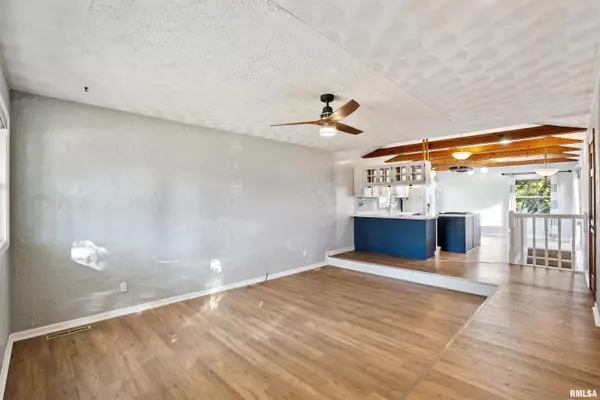 2340 OAK ST, Bettendorf, IA 52722