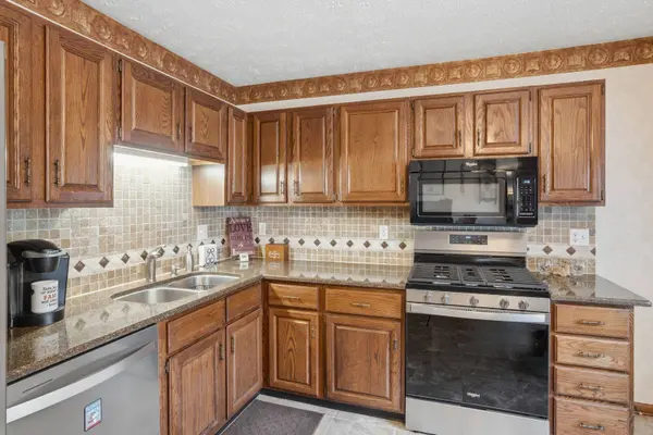 1160 32nd ST, Moline, IL 61265