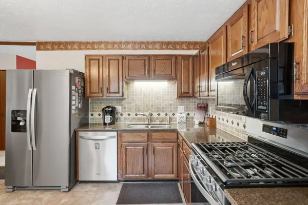 1160 32nd ST, Moline, IL 61265