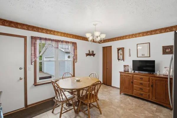 1160 32nd ST, Moline, IL 61265