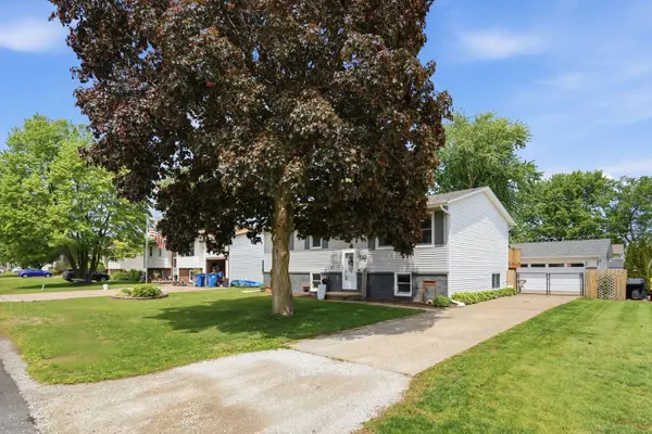 318 E PARKWAY DR, Blue Grass, IA 52726