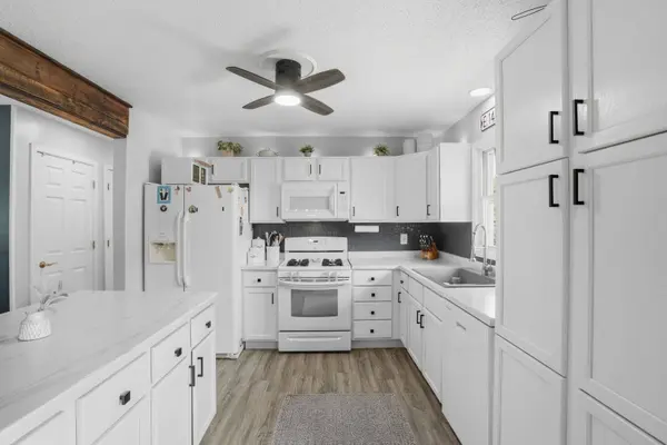318 E PARKWAY DR, Blue Grass, IA 52726