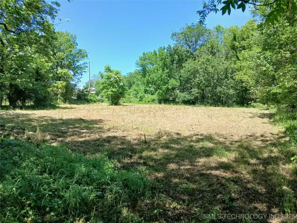 S Cedar ST, Nowata, OK 74048