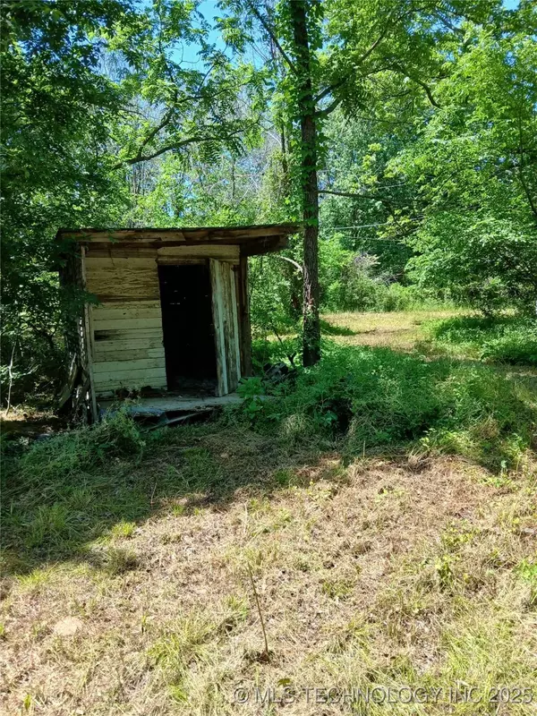 S Cedar ST, Nowata, OK 74048