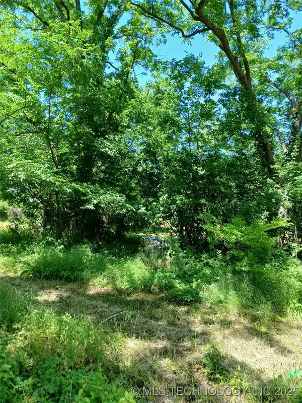 S Cedar ST, Nowata, OK 74048