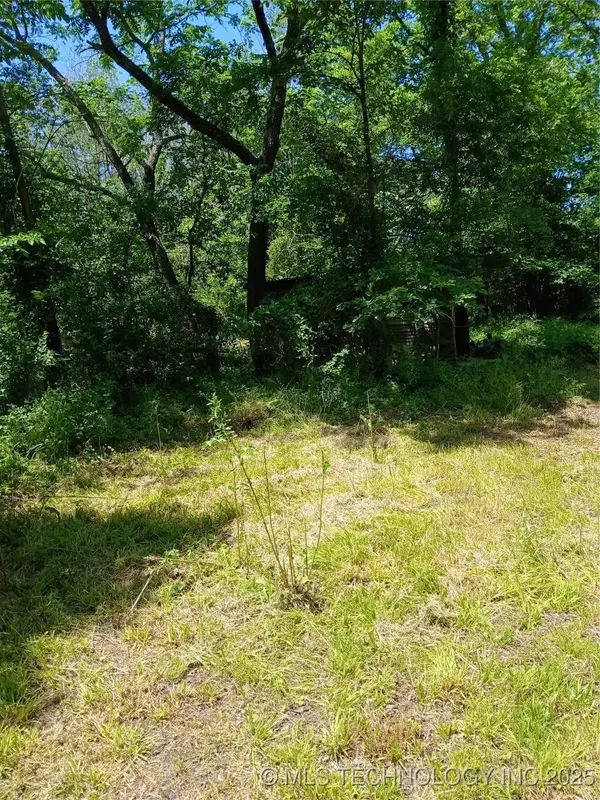 S Cedar ST, Nowata, OK 74048