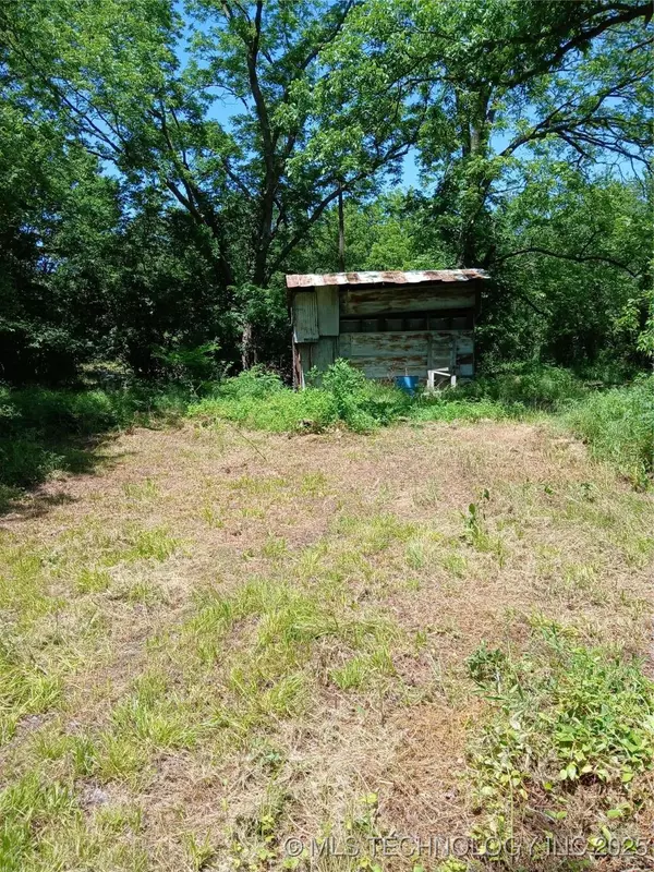 S Cedar ST, Nowata, OK 74048