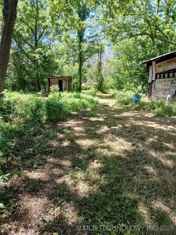 S Cedar ST, Nowata, OK 74048