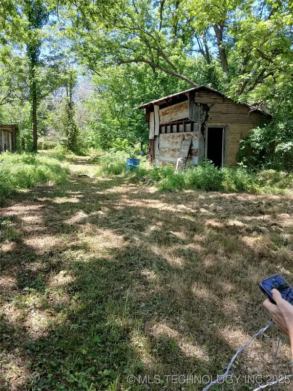 S Cedar ST, Nowata, OK 74048