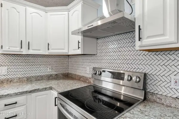 8103 Kerry Rd, Louisville, KY 40258