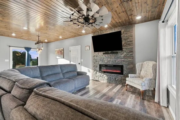 526 Luechtefeld Farm Dr, Leslie, MO 63056-1245