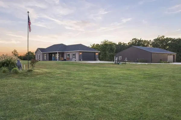 526 Luechtefeld Farm Dr, Leslie, MO 63056-1245