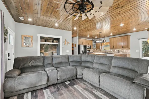 526 Luechtefeld Farm Dr, Leslie, MO 63056-1245