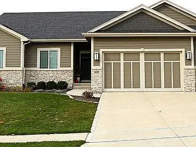 Sugar Creek Cir, West Des Moines, IA 50266