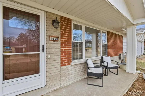 1030 Camelot Gardens Dr DR, St Louis, MO 63125
