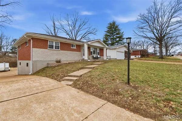 1030 Camelot Gardens Dr DR, St Louis, MO 63125
