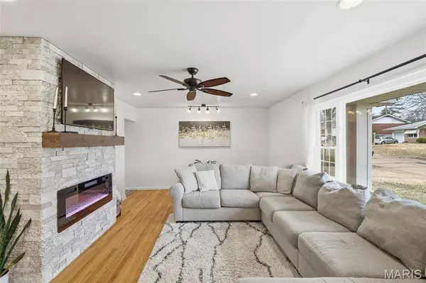 1030 Camelot Gardens Dr DR, St Louis, MO 63125