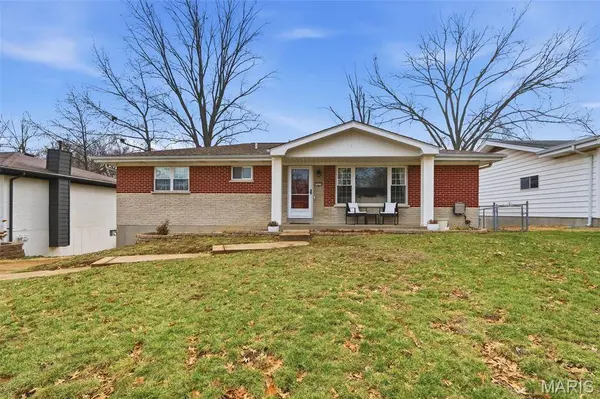 1030 Camelot Gardens Dr DR, St Louis, MO 63125