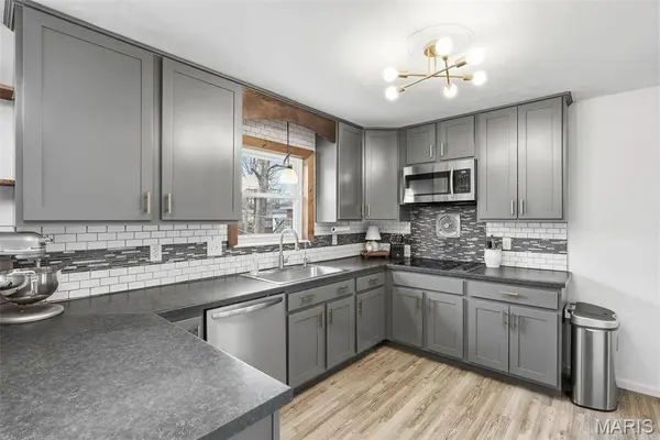 1030 Camelot Gardens Dr DR, St Louis, MO 63125