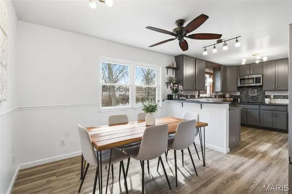 1030 Camelot Gardens Dr DR, St Louis, MO 63125