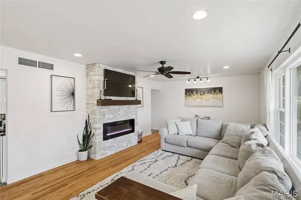 1030 Camelot Gardens Dr DR, St Louis, MO 63125