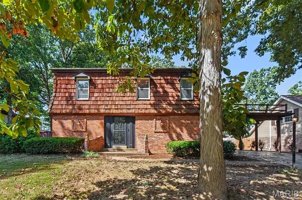 5253 Ozarkglen DR, Mehlville, MO 63128