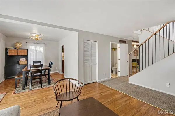 5253 Ozarkglen DR, Mehlville, MO 63128