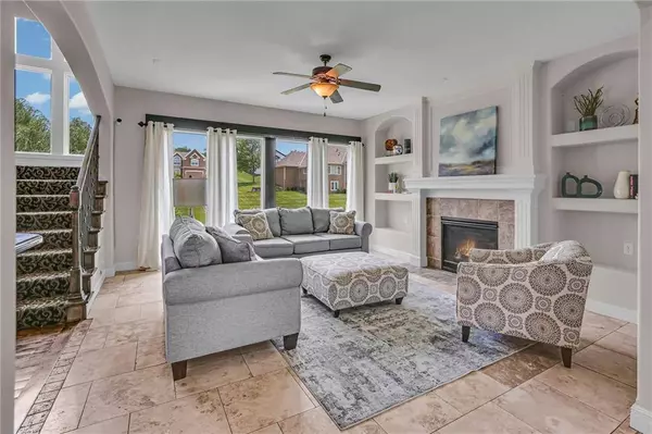 2204 SE Pine Gate CIR, Blue Springs, MO 64014