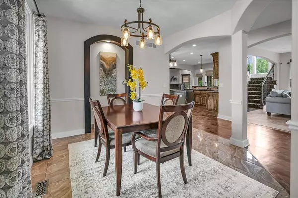 2204 SE Pine Gate CIR, Blue Springs, MO 64014