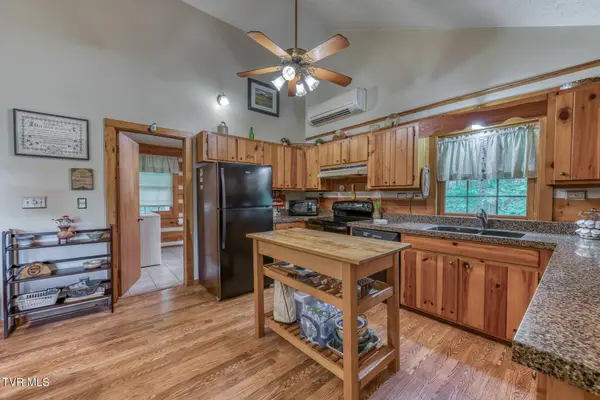 996 Fox Hollow RD, Mountain City, TN 37683