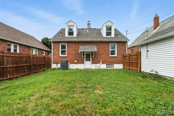 529 N 7th ST, St Charles, MO 63301