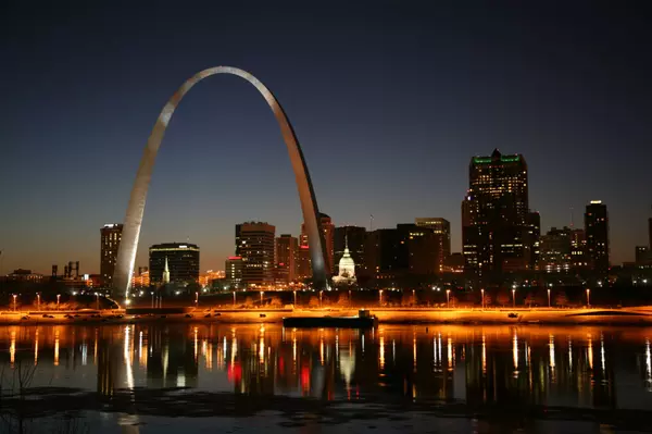 St. Louis Living: Discovering Beauty, History, and Heart Beneath the Gateway Arch,Holly Gerchen