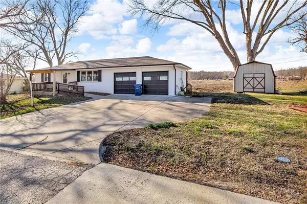 401 4th TER, Smithville, MO 64089