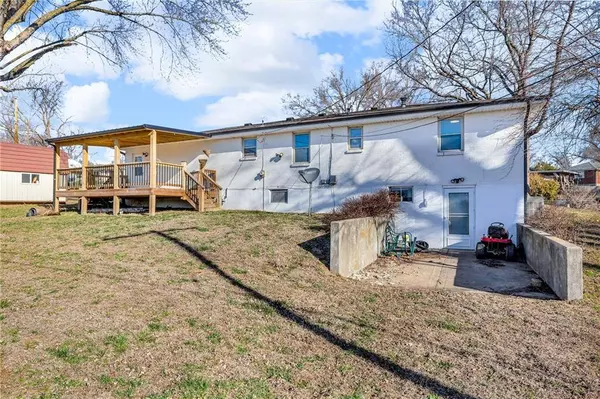 401 4th TER, Smithville, MO 64089