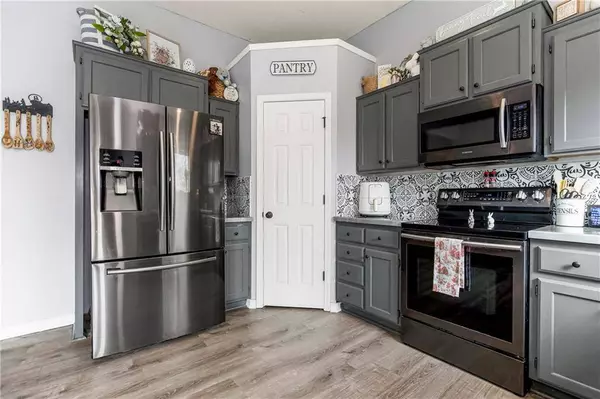 503 N Pine CT, Gardner, KS 66030