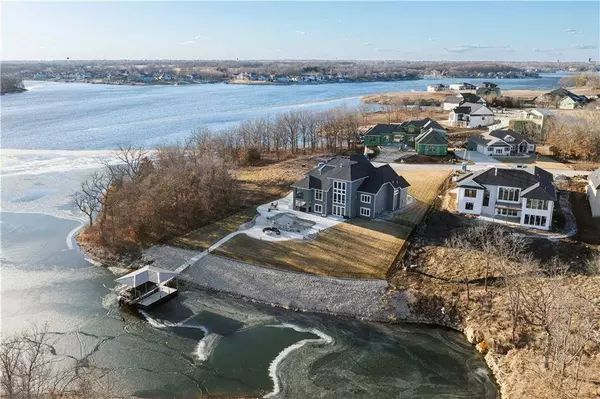 14 Omaha CIR, Lake Winnebago, MO 64034