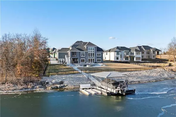 14 Omaha CIR, Lake Winnebago, MO 64034